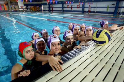 Equipo vallisoletano de waterpolo posa en el interior de la piscina, Valladolid-ICAL