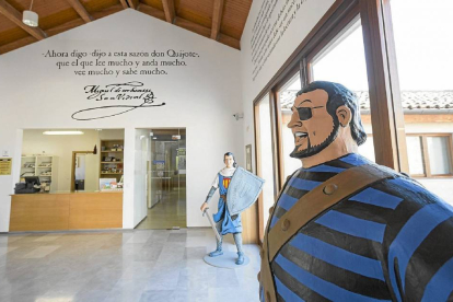 Dos enormes figuras del Capitán Trueno y Goliat reciben al visitante en la recepción del centro e-LEA en Urueña-El Mundo