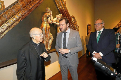 El arzobispo, Ricardo Blázquez, y el alcalde, Óscar Puente, conversan en presencia del portavoz municipal del PP, José Antonio Martínez Bermejo.-J.M. LOSTAU