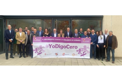 Los clubes FEB de castilla y León y empleados de FBCyL posan junto a Elisa Aguilar con la pancarta de la campaña ‘Yo Digo Cero’. / G. VELASCO