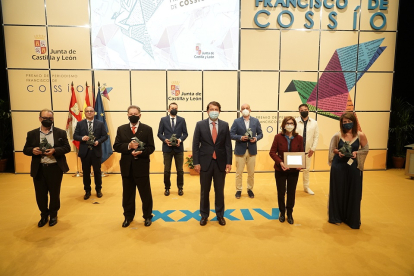 Foto de familia de los premiados en los XXXIV Premio de Periodismo Francisco de Cossío. / ICAL