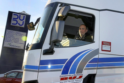 El empresario Raúl Buj, al volante de uno de sus camiones de transporte.-MANUEL BRÁGIMO