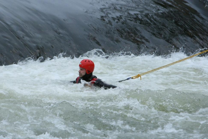 Los bomberos de Ponferrada buscan a un niño caído en el río Sil-ICAL
