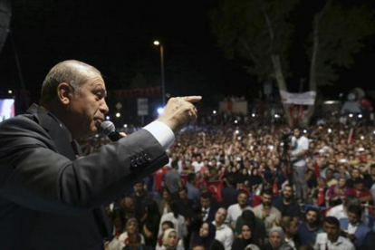 Erdogan se dirige a sus seguidores, ayer, en Estambul.-AP / POOL / KAYHAN OZER