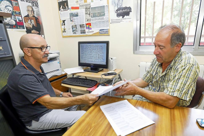 El secretario de la ARMH de Valladolid, Francisco Redondo, y el presidente de la asociación, Julio del Olmo, revisan algunos documentos.-J.M. LOSTAU