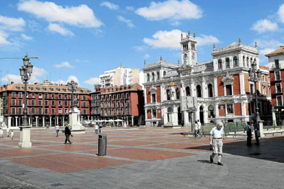 Varios viandantes pasean por la Plaza Mayor de Valladolid-J. M. Lostau