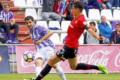 Álex López sirve con precisión el centro que generó el segundo gol del Real Valladolid al Mallorca.-J.M.LOSTAU
