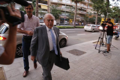 El 'expresident' Pujol este lunes llegando a su domicilio de Barcelona.-Foto: ÁLVARO MONGE