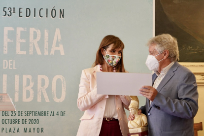 La ganadora del premio, Elena Hernández junto al presidente del Ateneo - Ciudad de Valladolid, Celso Almuiña. - ICAL