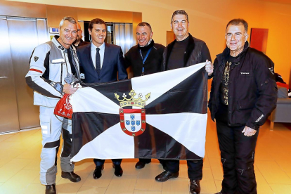 Rivera, con moteros de Pingüinos con los que coincidió en 2017, durante el Club de Prensa de El Mundo de Castilla y León.-J. M. LOSTAU