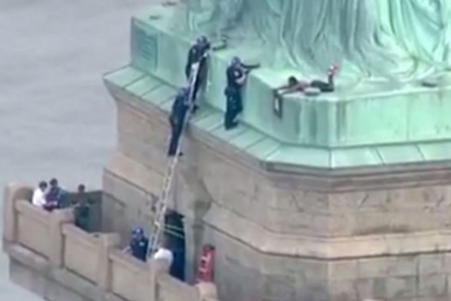 Detenida una mujer tras pasar varias horas encaramada a la Estatua de la Libertad.-/ JOSÉ ROMERO (AFP / VÍDEO: ATLAS)