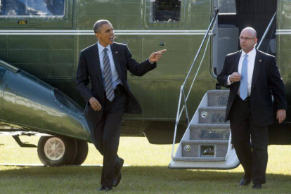 Obama sale del helicóptero para regresar a la Casa Blanca, el viernes.-Foto: EFE / MICHAEL REYNOLDS