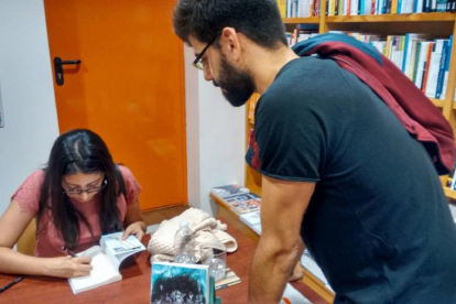 La escritora ecuatoriana Mónica Ojeda en la firma de su novela.-E.M.