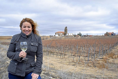 La enóloga Almudena Alberca, en el viñedo situado junto a la ermita, en la Finca Caserío de Dueñas.-ARGICOMUNICACIÓN