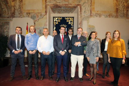 Los consejeros de Fomento y Medio Ambiente, Juan Carlos Suárez-Quiñones, y de Educación, Fernando Rey, firman junto a los representantes de las empresas de transporte.-RUBÉN CACHO/ ICAL
