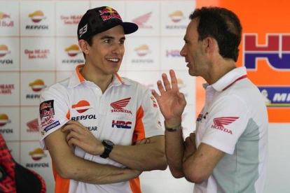 El excampeón Alberto Puig, director deportivo de Repsol Honda, conversa con Marc Márquez, en el test de Malasia.-ALEJANDRO CERESUELA
