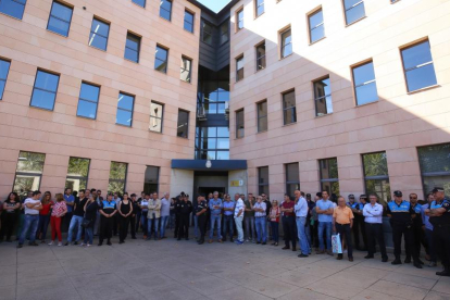 Concentración de los cuerpos de seguridad en la sede de la Policía Nacional en Ponferrada en apoyo a los compañeros de Cataluña-César Sánchez / ICAL
