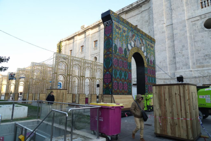 Últimos montajes durante este miércoles para estrenar 'El Palacio de la Luz' en la Navidad de Valladolid. -E.M.