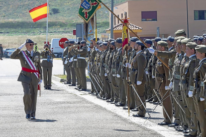 El jefe de la Brigada Galicia VII, el general Antonio Romero, pasa revista a la tropa en la Base ‘El Empecinado’ de Santovenia.-P. REQUEJO