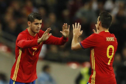 Morata sustituye a Aduriz en el segundo tiempo del Inglaterra-España en Wembley.-REUTERS / CARL RECINE