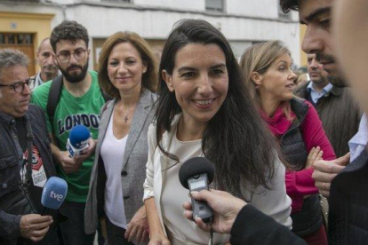 Rocío Monasterio atiende a la prensa ante un centro para menas en Sevilla.-EUROPA PRESS / MARÍA JOSÉ LÓPEZ