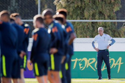 Tite observa a sus jugadores durante uno de los entrenamientos en Portugal.-EPA/LUSA