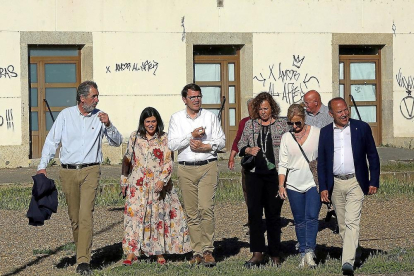 Alfonso Fernández Mañueco ayer en su visita a Benvante, acompañado de otros miembros del partido.-ICAL