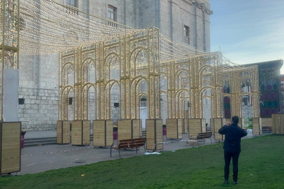 Últimos montajes durante este miércoles para estrenar 'El Palacio de la Luz' en la Navidad de Valladolid. -E.M.