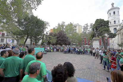 Decenas de personas se reúnen en la Plaza de la Universidad en defensa de la Educación Pública.-ICAL
