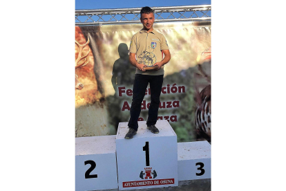 Ricardo Ramos, tras su victoria en el campeonato de España de caza menor celebrado en Osuna.-L. FUENTE