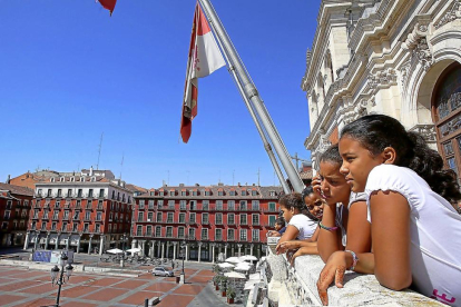 Algunos de los niños saharauis del programa ‘Vacaciones en paz’ contemplan la Plaza Mayor desde el balcón delAyuntamiento.-ICAL