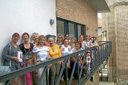 Participantes de uno de los dos clubs de lectura de Medina en una foto de familia antes del paréntesis estival.-EL MUNDO