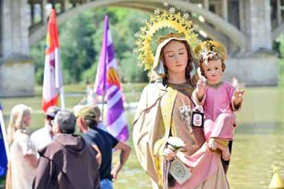 Procesión fluvial de la Virgen del Carmen por el río Pisuerga en Valladolid .-PHOTOGENIC