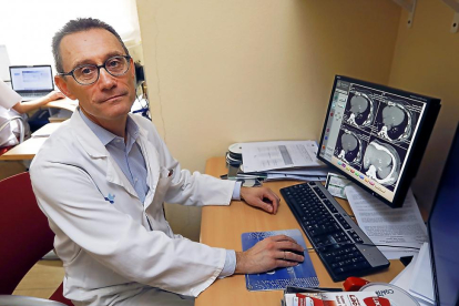 Alberto San Román, jefe de Servicio de Cardiología, en las instalaciones del Hospital Clínico Universitario de Valladolid.-J. M. LOSTAU