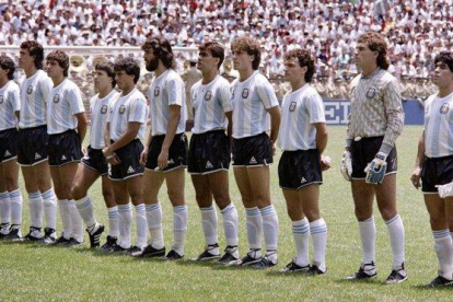 Campeones del Mundial 86: Burruchaga, Valdano, Giusti, Olarticoechea, Héctor Enrique, Batista, Brown, Ruggeri, Cuciuffo, Pumpido y Maradona.-