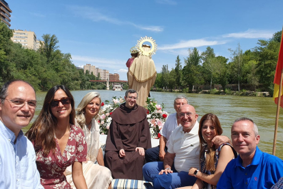 El alcalde de Valladolid, Jesús Julio Carnero,  y otros miembros de la corporación municipal durante la procesión fluvial de la Virgen del Carmen por el río Pisuerga .- E.M.