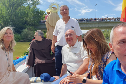 El alcalde de Valladolid, Jesús Julio Carnero,  y otros miembros de la corporación municipal durante la procesión fluvial de la Virgen del Carmen por el río Pisuerga .- E.M.
