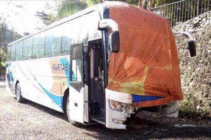Foto del autobús que colisionó con la furgoneta en la que viajaba un numeroso grupo de peregrinos.-AP