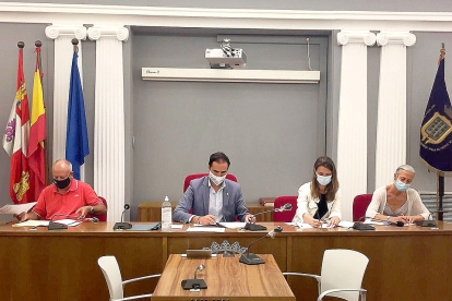 Gonzalo Franco, Guzmán Gómez, Ángela de Miguel y Nuria González ayer, en la firma del acuerdo del diálogo social. E. M.
