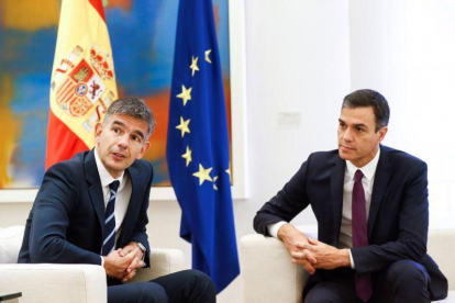 El presidente del Gobierno, Pedro Sánchez , conversa con el presidente de Google Europa, Matt Brittin, en la Moncloa.-EMILIO NARANJO (EFE)