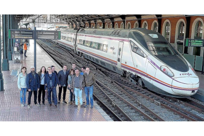Integrantes de la Asociación de Usuarios del AVE de Valladolid posan en Campo Grande junto a uno de los trenes.-PABLO REQUEJO (PHOTOGENIC)