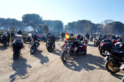 Varias motos preparan una excursión desde la zona de acampada. / ICAL