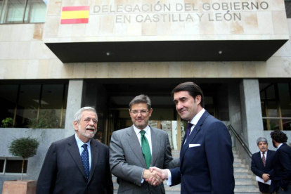 (I a D) El secretario de Estado de Administraciones Públicas, Germán Beteta y el delegado de Gobierno entrante, Juan Carlos Suárez-Quiñones-Ical