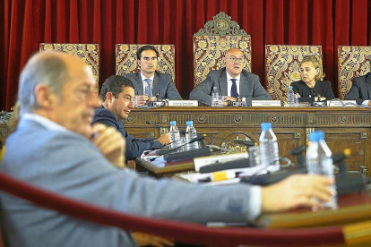 Carnero interviene en el Pleno ordinario de la Diputación Provincial, celebrado ayer en el Palacio de Pimentel.-EL MUNDO