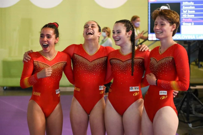 Erica sanz (segunda por la dereecha), eufórica junto a sus compañeras de selección española tras lograr el oro en Rimini. / EM