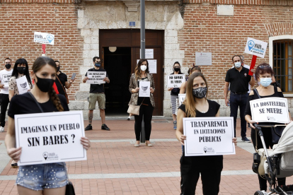 Manifestación en Laguna de Duero, ayer, con la presidenta de la Asociación de Hostelería de Valladolid, Mª José Hernández (centro). J.M. LOSTAU