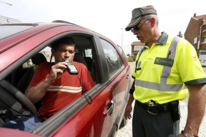La Dirección General de Tráfico intensifica los controles preventivos de alcohol y drogas.-ICAL