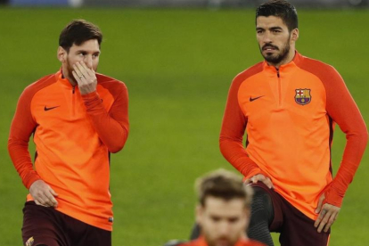 Messi y Suárez, en el entrenamiento en Stamford Bridge.-AFP / ADRIAN DENNIS