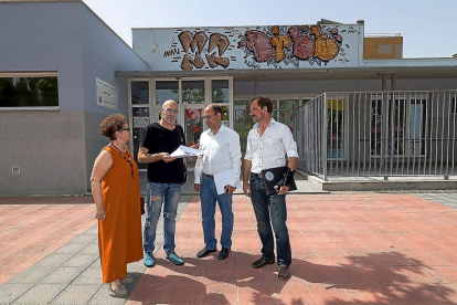 El concejal de Seguridad y Movilidad, Luis Vélez, se reúne con los vecinos de Villa del Prado.-PABLO REQUEJO / PHOTOGENIC