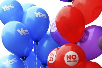 Partidarios del Sí y del No sujetan globos con distintos mensajes de cara al referéndum en Glasgow, ayer.-Foto: EFE / ANDY RAIN